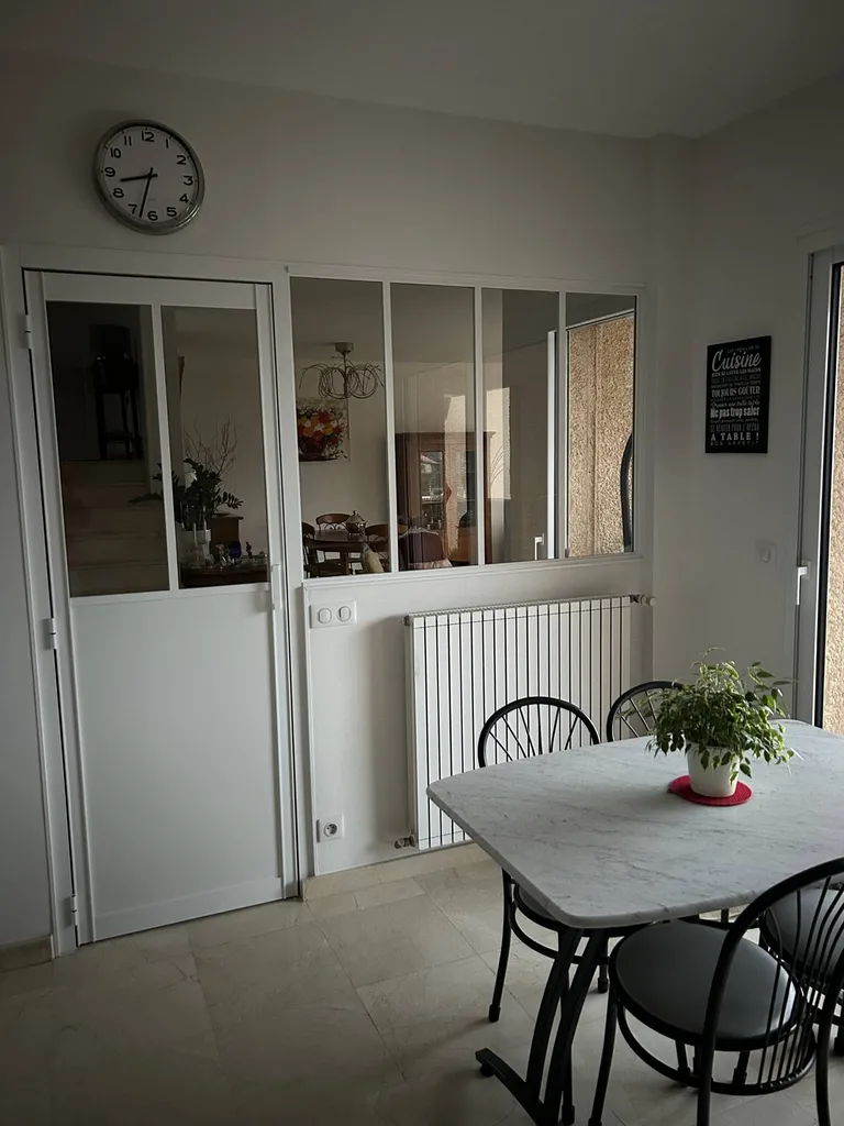 Vue cuisine de la verrière d'ateleir sur mesure à Collonges au Mont d'Or prs de Lyon