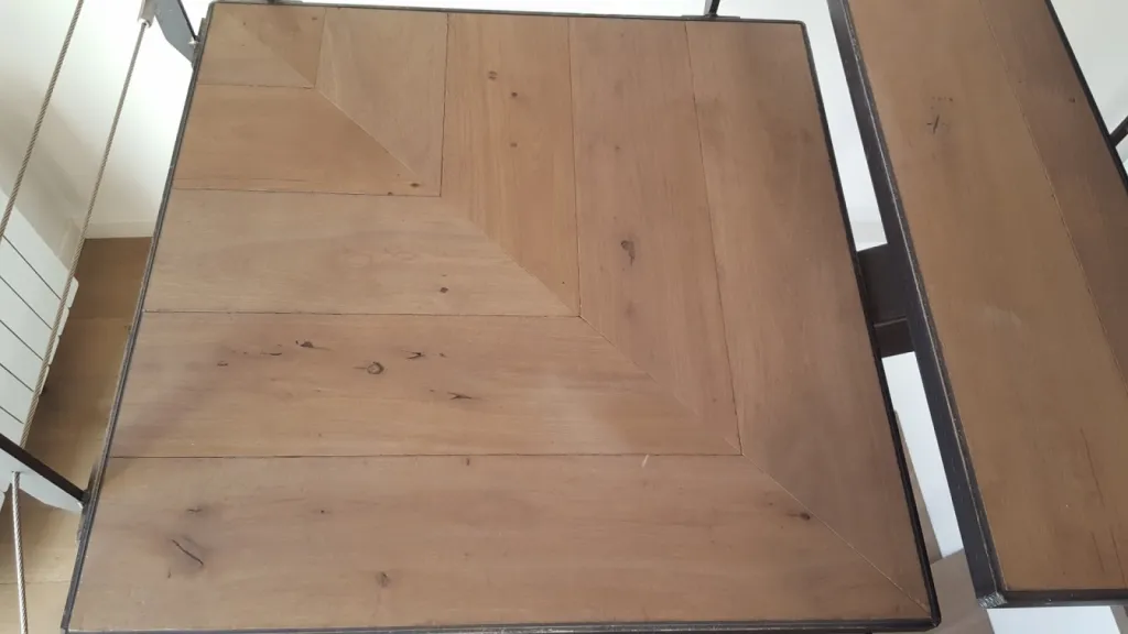 Habillage d'un escalier en béton avec marche en chêne