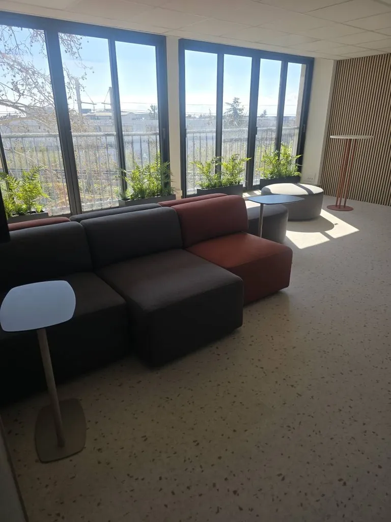 Espace détente avec canapés design à Nîmes