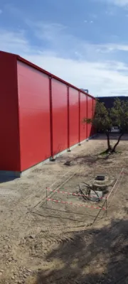 Gouttières aluminium G380 sur un bâtiment industriel