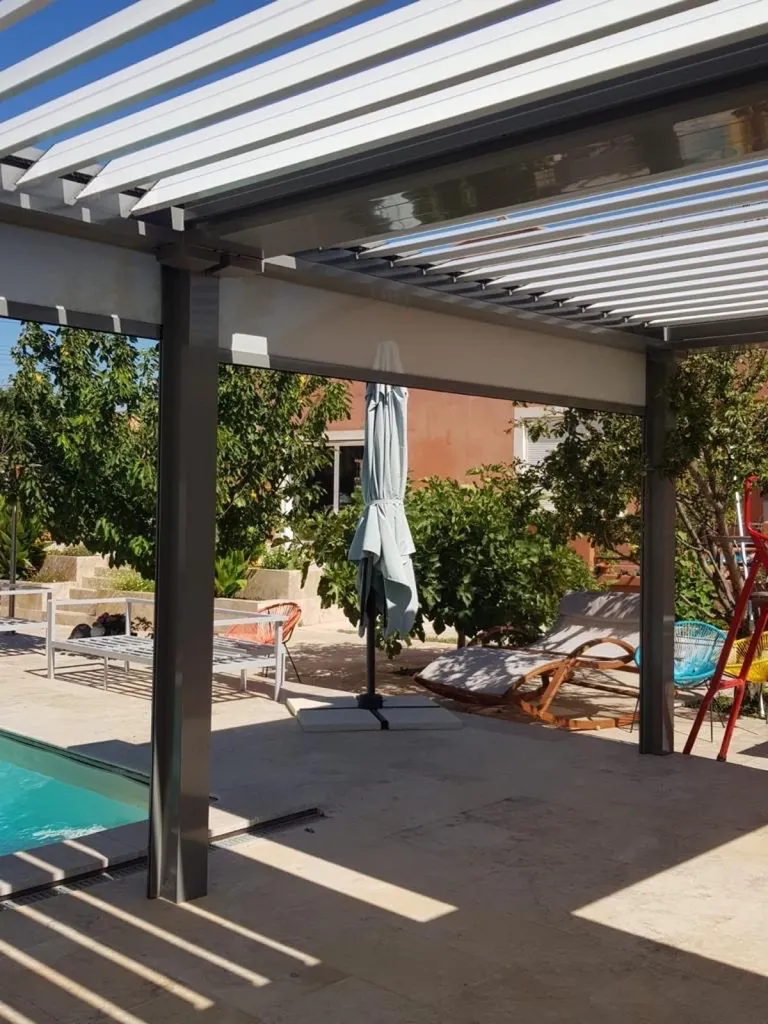 Mise en oeuvre d'une Pergola OPEN store Zip sur Martigues
