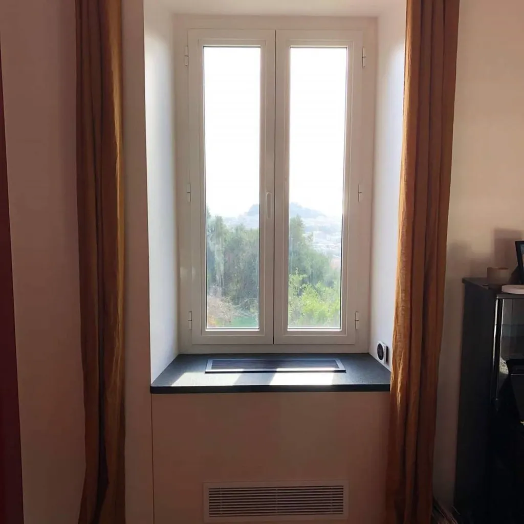 Intégration d'une climatisation console non carrossée dans un meuble sur mesure à Cannes