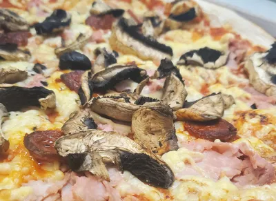 Pizza royale en livraison  gratuite ou à emporter à Salon de Provence cuite au feu de bois  à la pizzeria ouverte actuellement