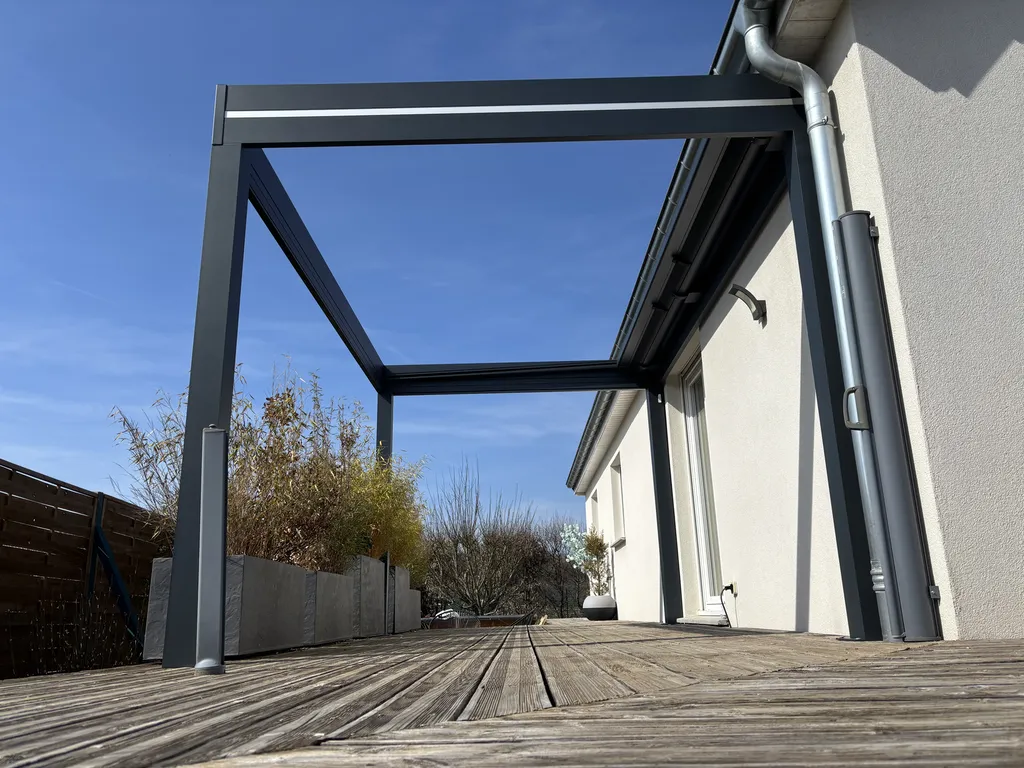 Réalisation d’une pergola store  dans le Territoire de Belfort à  Sermamagny 90300 coloris 7016, toiles Dickson imperméable couleur gris souris
