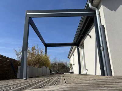 Réalisation d’une pergola store  dans le Territoire de Belfort à  Sermamagny 90300 coloris 7016, toiles Dickson imperméable couleur gris souris