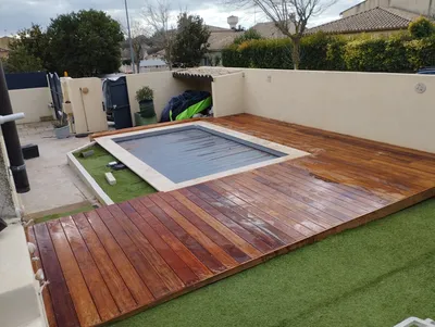 finale contoure de piscine en exotique jatobe avec ca plage a poussan a coter de Montpellier 