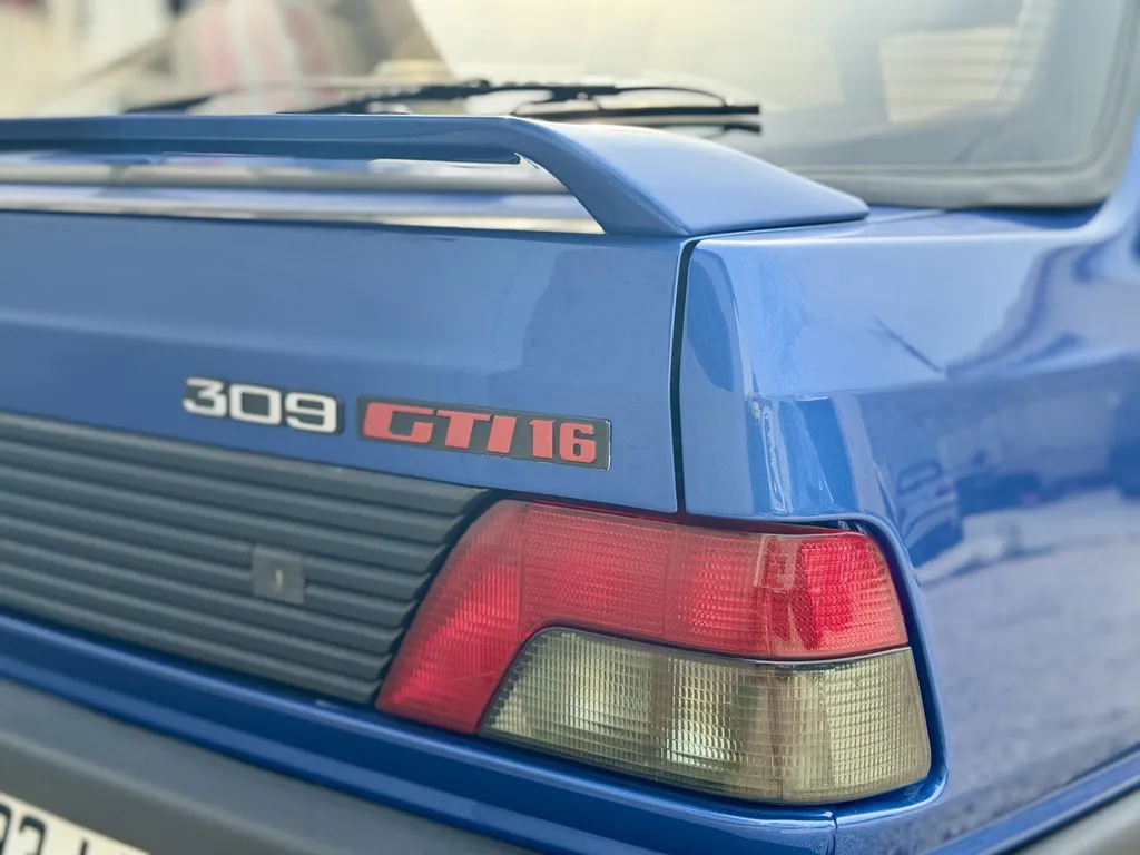 Une icône des années 90 la Peugeot 309 GTI 16 chez Platinum Carrosserie proche d’Aubagne et de Marseille