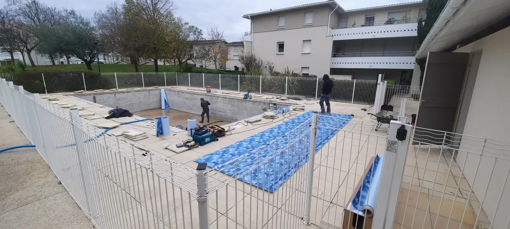 Quelle couleur de liner pour une piscine rectangulaire de 8x4 avec les escaliers dans l'angle à proximité de Bordeaux? 