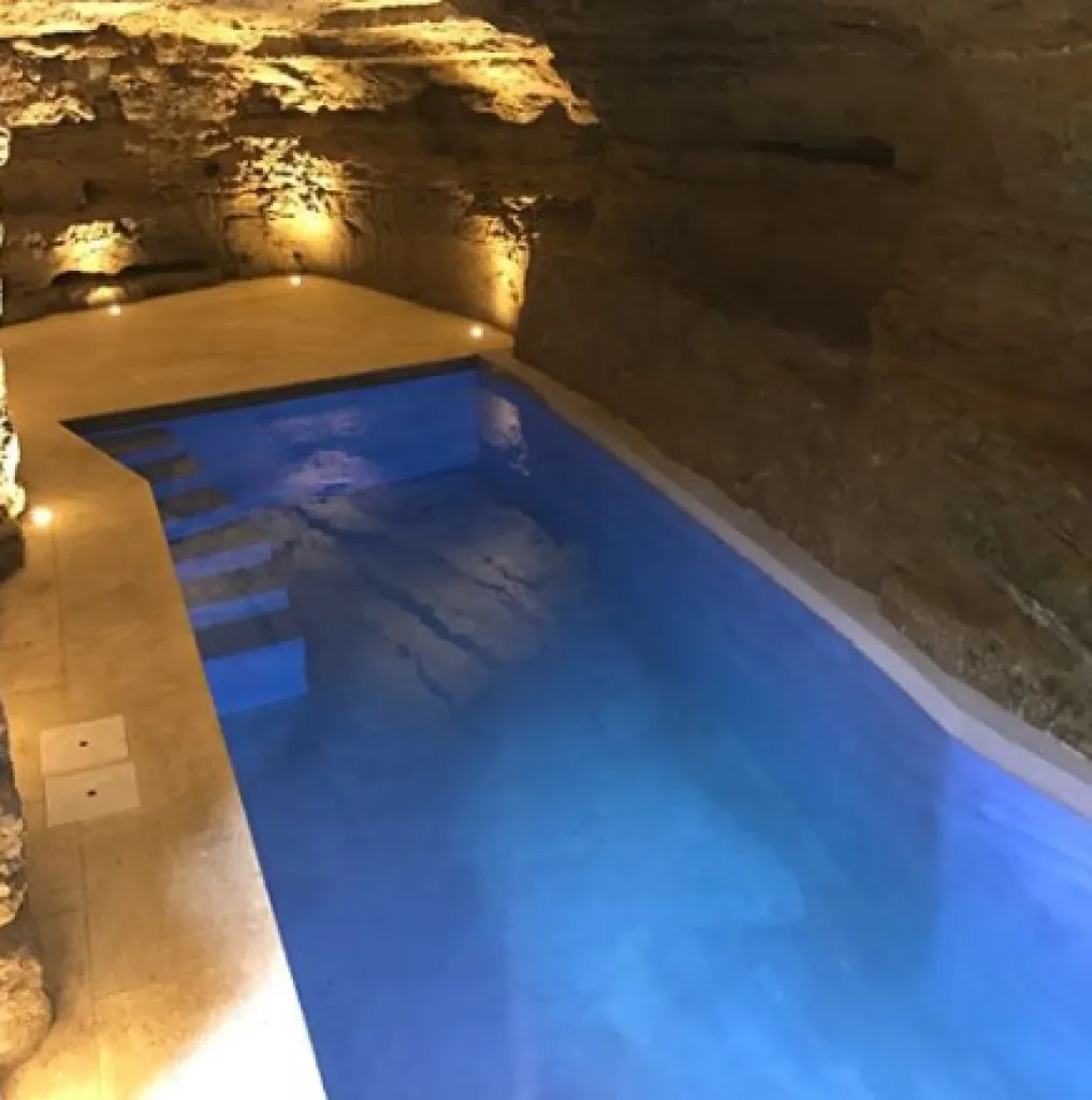  Sacha et son équipe ont réalisé cette incroyable piscine troglodyte cette 
