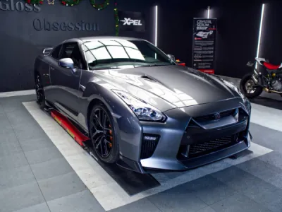 Cette Nissan GT-R est équipée du PPF film de protection XPEL Fusion, garantissant une finition impeccable et une protection avancée contre les projections et micro-rayures.
