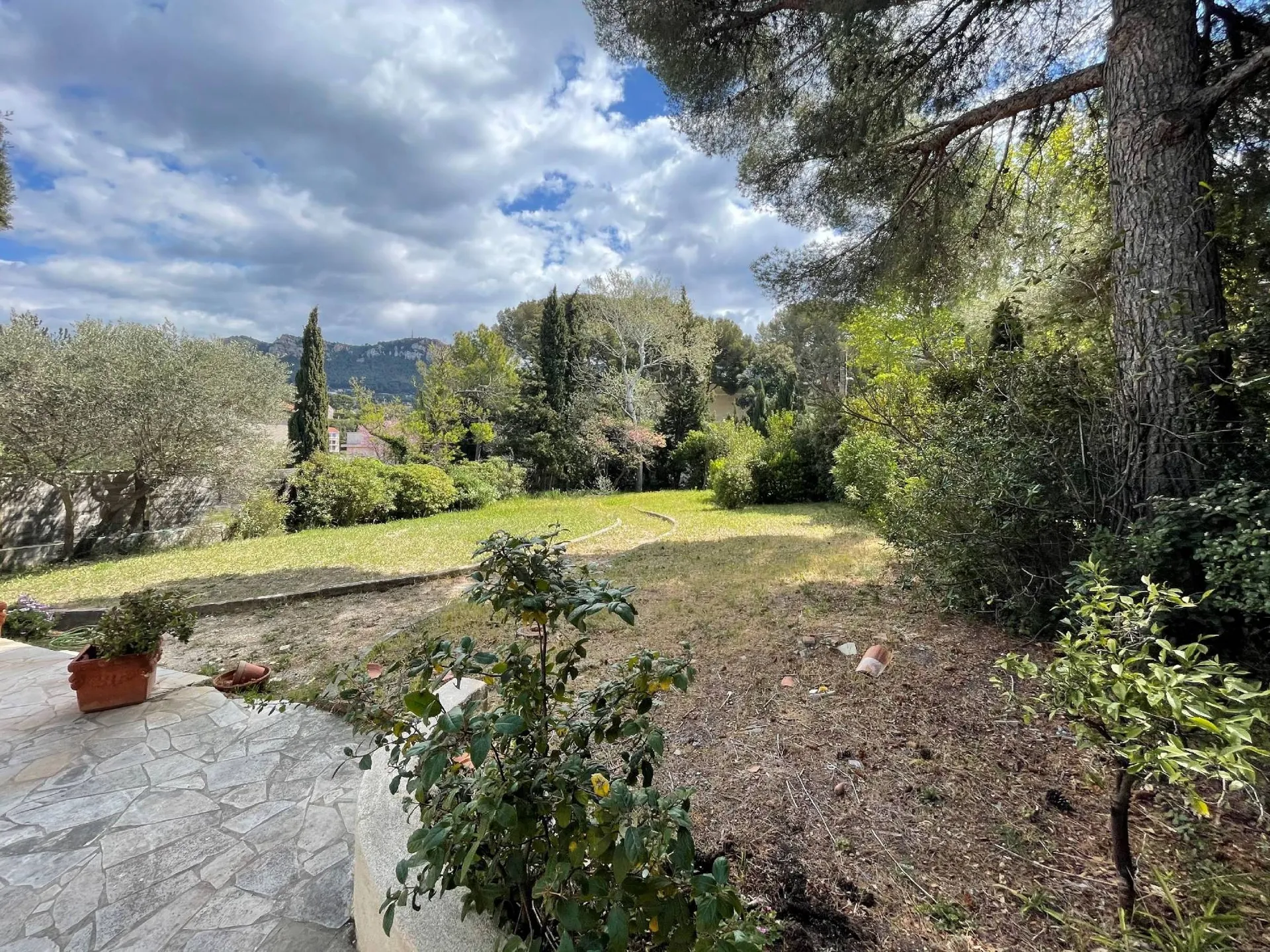 Maison Cassis au cœur du village, au calme, dans clos privé 