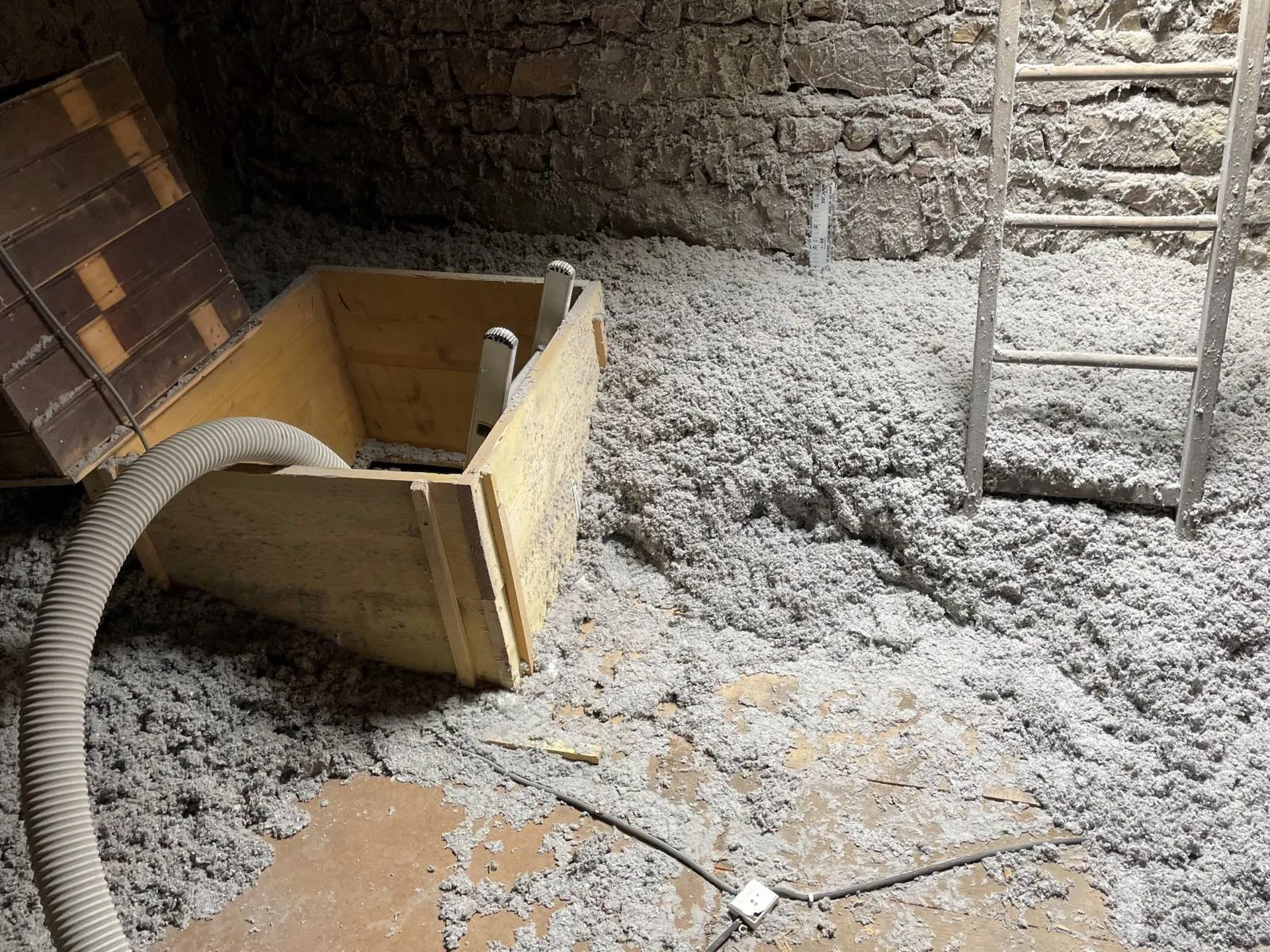 Mis en place d’un cadre bois autour de la trappe lors de l'isolation des combles perdus par soufflage de ouate de cellulose à Beaujeu (69)
