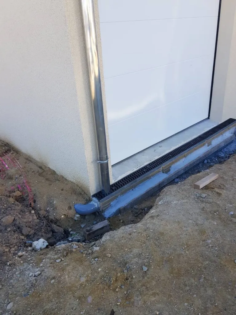 Raccord des gouttières au sol.