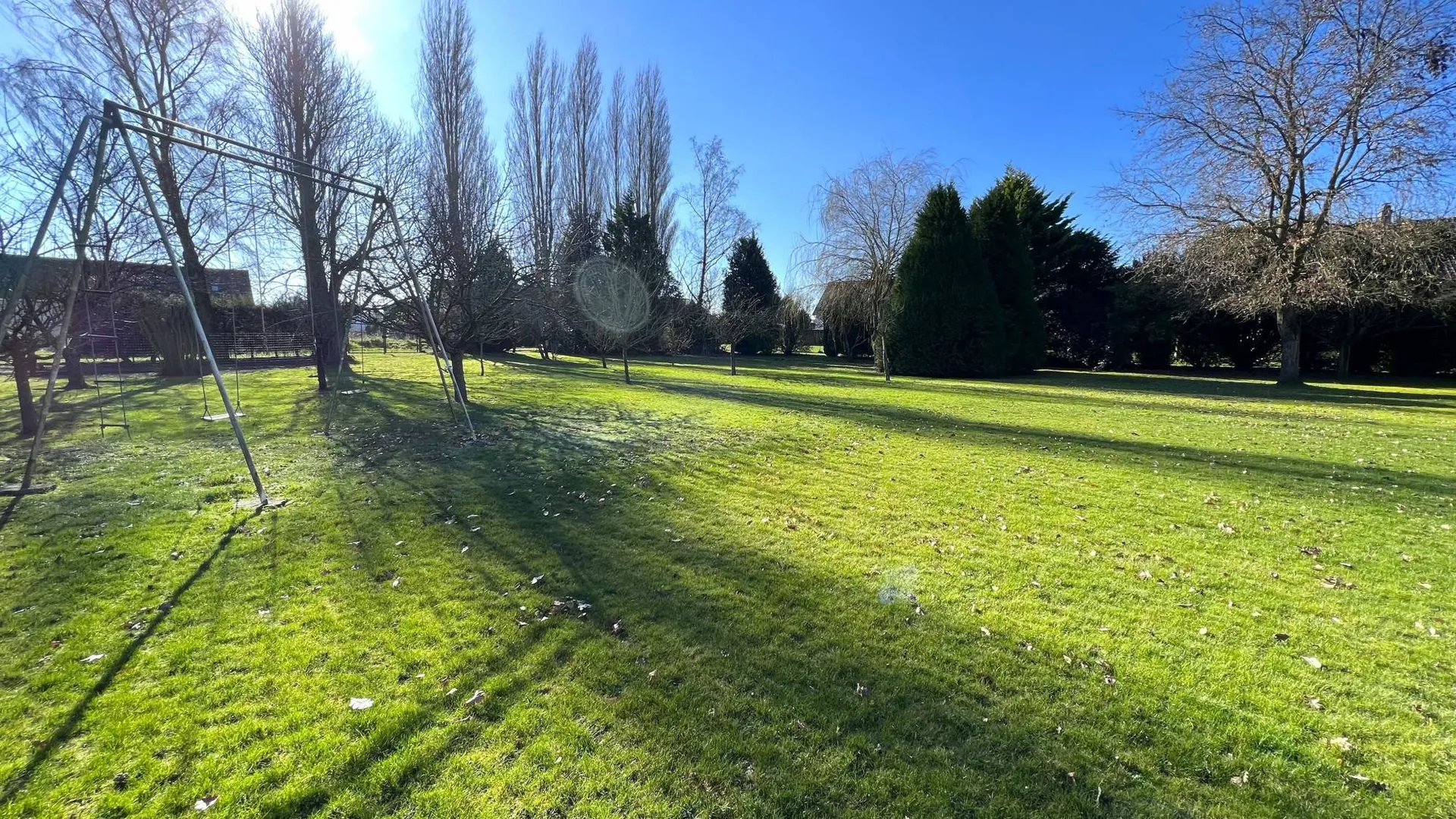 Magnifique maison bourgeoise d’environ 240m² habitables, bâtie sur un terrain de 4425 m² arboré et paysagé.