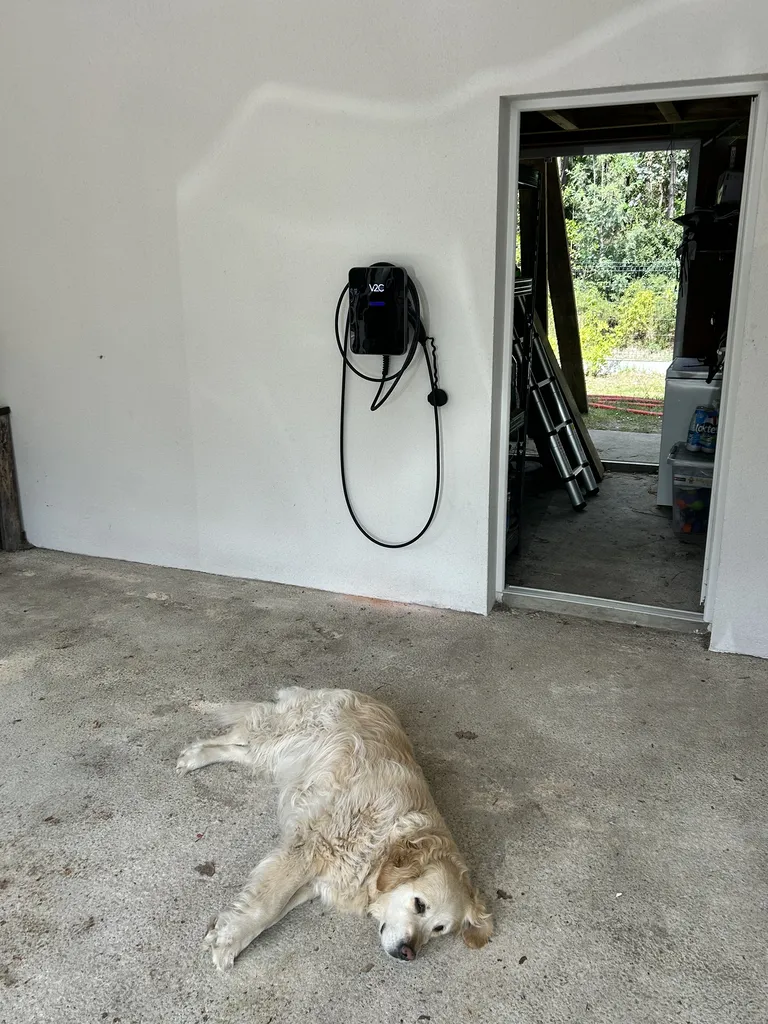 À Talence 33400 en Gironde, visite technique et installation borne de recharge 7 kW/22 kW pour Tesla, Mercedes, BMW et BYD effectuée sans sous-traitance par Aquitaine Énergie.