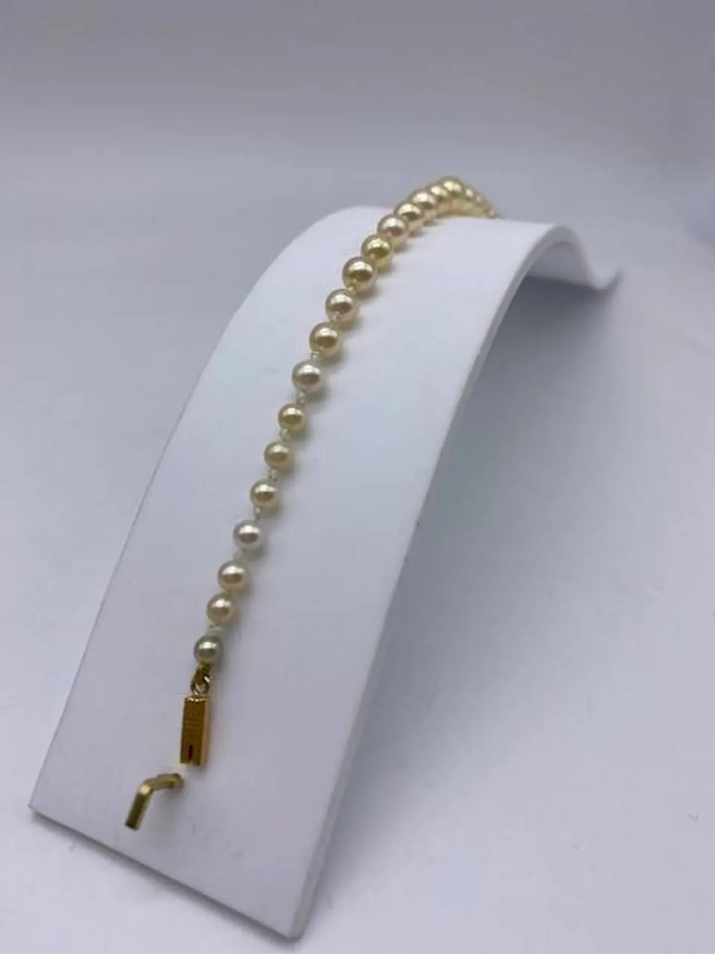 Bracelet raffiné en perles de culture et fermoir or – Disponible en dépôt vente chez Or Ligne à La Teste-de-Buch Bassin d’Arcachon
