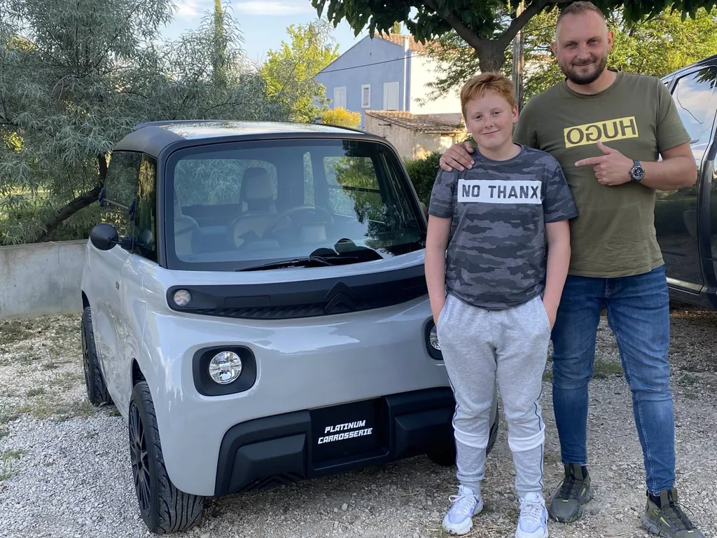 Personnalisation de voiture électrique Citroën AMI avec covering sur mesure à Marseille – Carrosserie spécialisée dans véhicules urbains à Aubagne et alentours