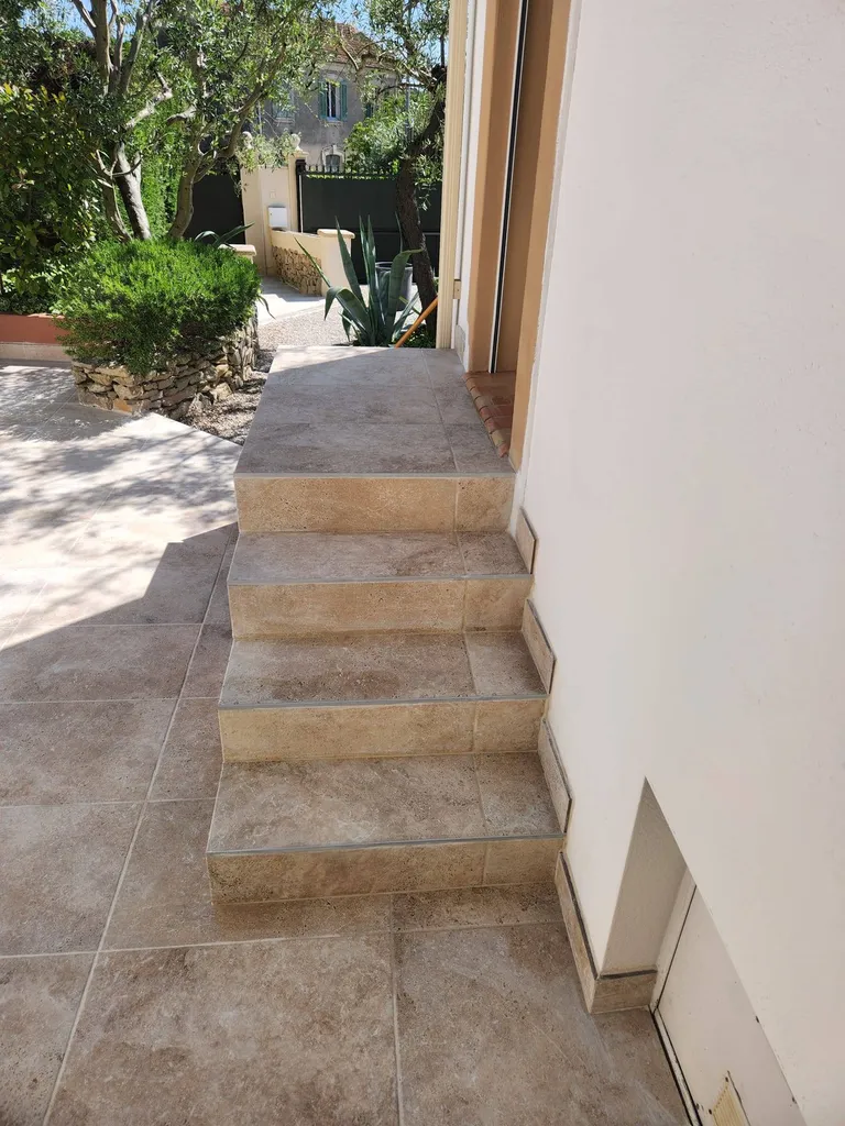 DALLAGES EXTERIEURS EN CARRELAGE EFFET TRAVERTIN / GRES CERAM BEIGE CANTAL SAVOIA FINITION R11 AU FORMAT 60*40*0.90CM