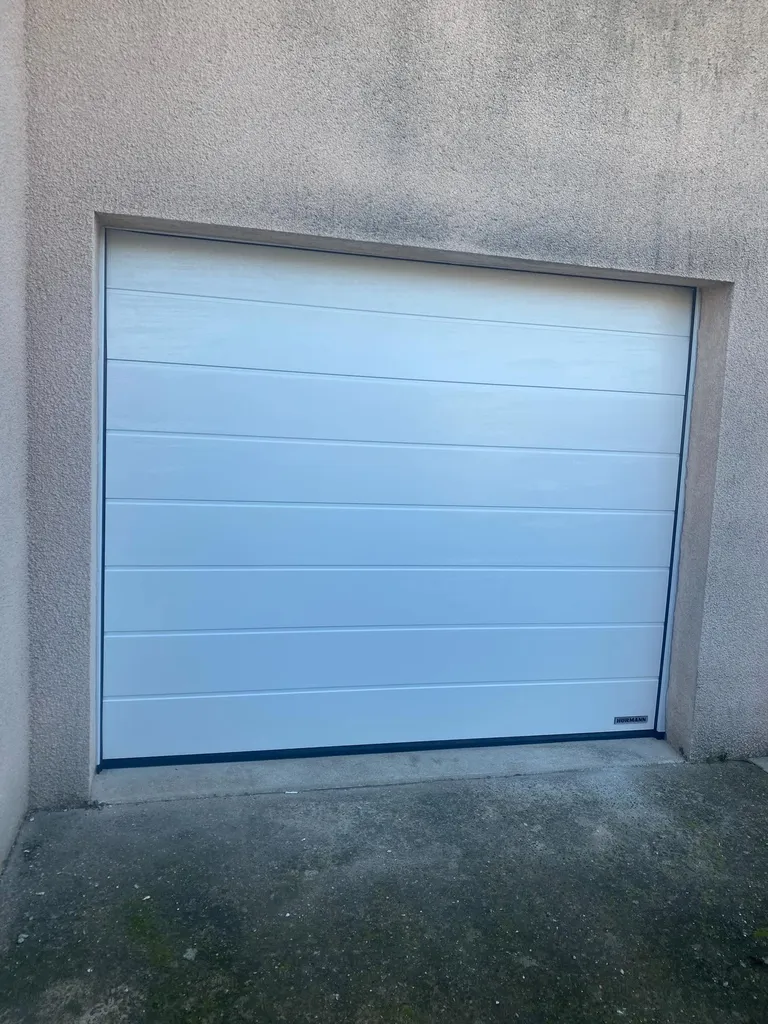 Poseur Porte de garage sectionnel motorisé pour maison à Lacroix-Falgarde en Haute-Garonne