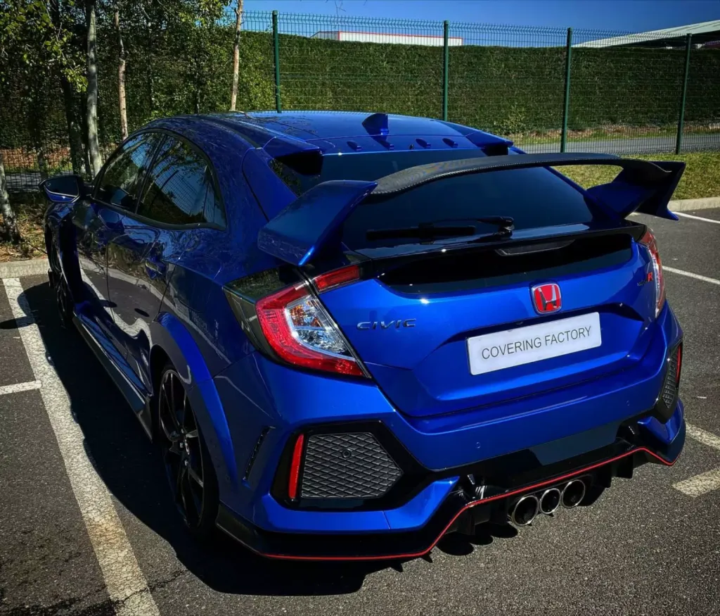 Film covering en carbone 3D de chez 3M sur une Honda Civic Type R à Saint-Etienne : becquet, rétroviseurs, prise d’air du capot et l'ensemble de la calandre