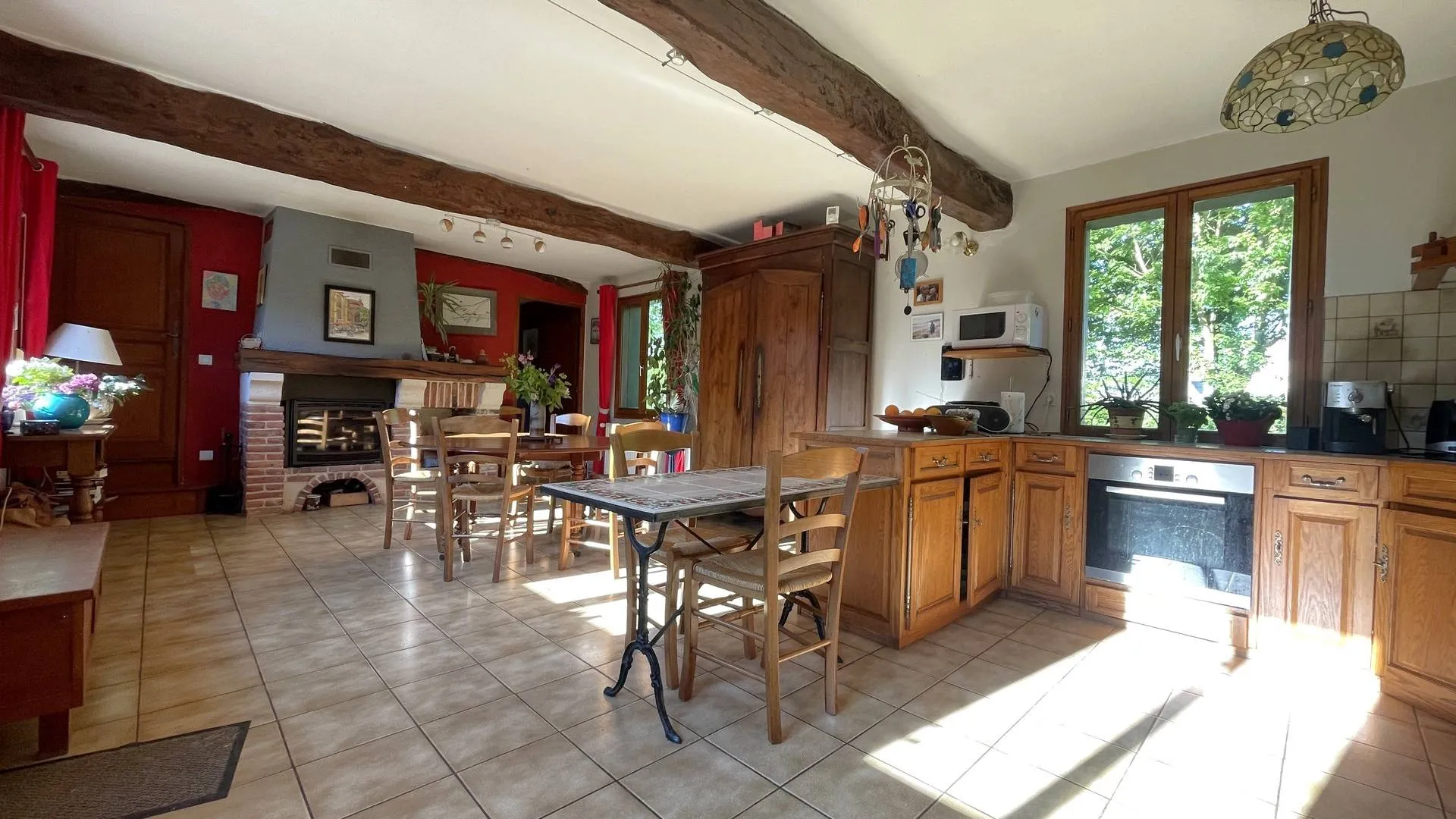 Immobilier en Seine-Maritime : Longère avec charme et authenticité : Pièces de vie spacieuses avec cheminées et poêle à bois pour un confort optimal.