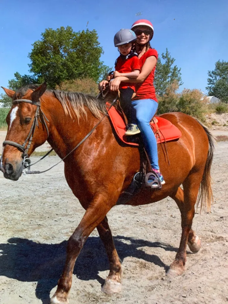profitez d'une randonnée à cheval sur selle biplace avec votre enfant sur le Grau du Roi