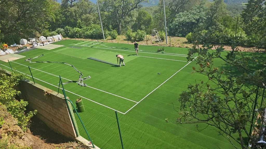 Rénovation et remplacement du revêtement d'un terrain de tennis en gazon synthétique à Aix-en-Provence et dans les Bouches-du-Rhône par Service Tennis