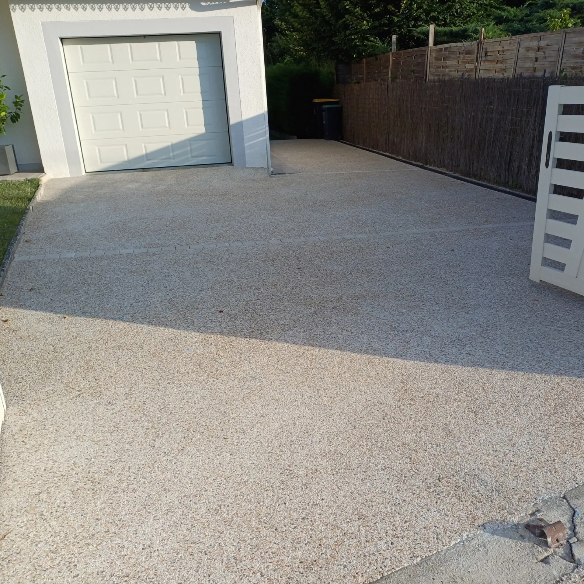 Préparation et coulage d'un béton désactivé tradition 8r Q2 sur Léognan proche Bordeaux