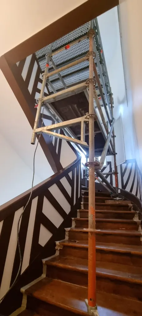 Rénovation d'une cage d'escalier en toile de verre, peinture de poutres et colombages entre TROUVILLE SUR MER et DEAUVILLE