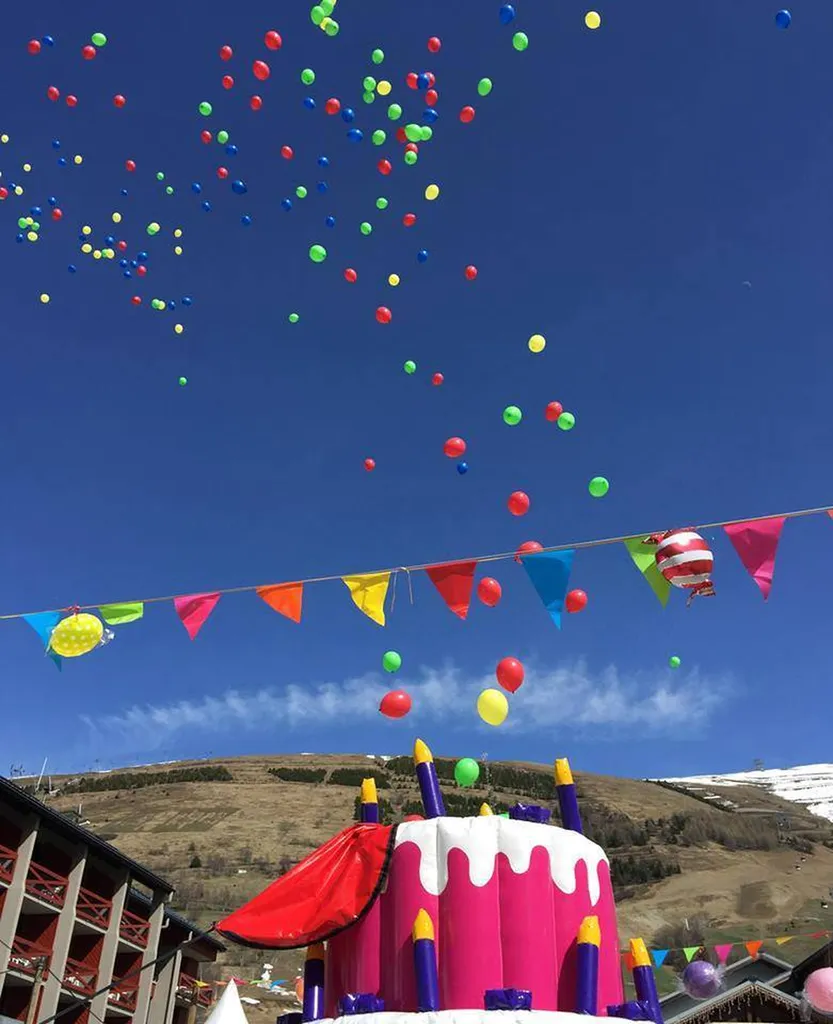 Location gateau anniversaire gonflable avec laché de ballons