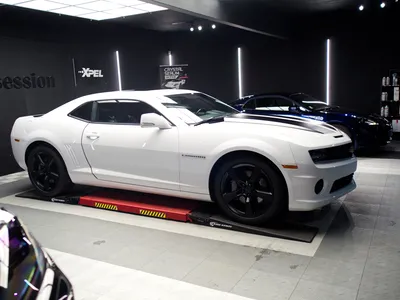 Brillance carrosserie Chevrolet Camaro après polissage professionnel