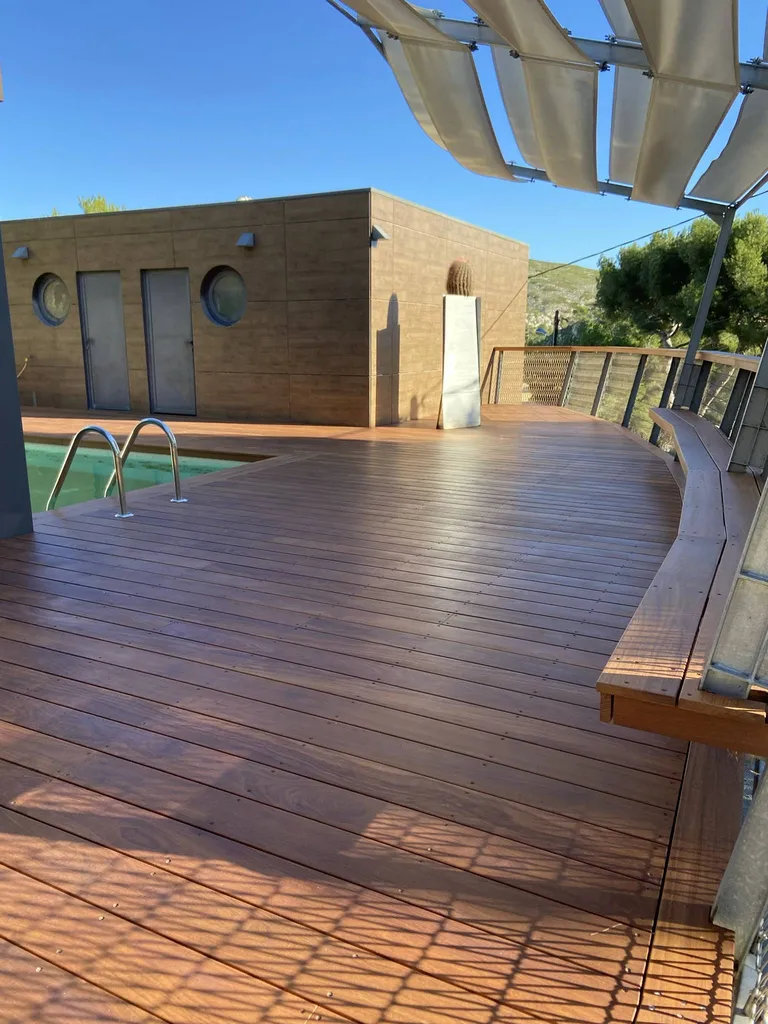 Terrasse IPE suspendue d'un côté sur ossature acier 