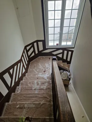 Rénovation d'une cage d'escalier en toile de verre, peinture de poutres et colombages entre TROUVILLE SUR MER et DEAUVILLE