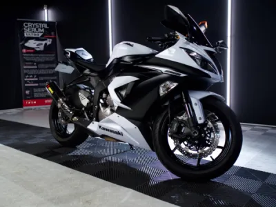 Pose intégrale d’un film de protection PPF XPEL sur cette Kawasaki Ninja ZX-6R pour préserver sa carrosserie sportive des impacts et rayures.