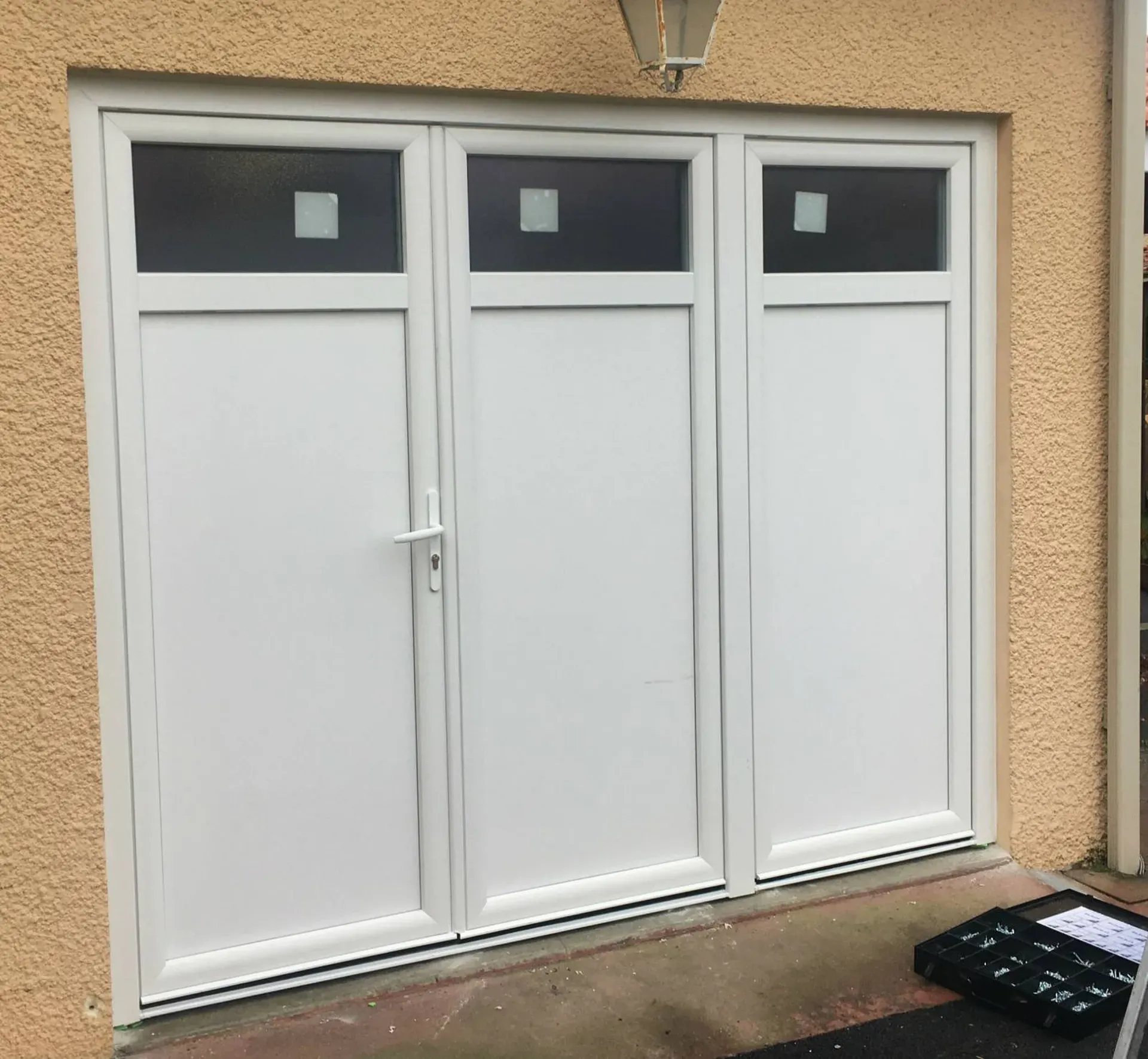 Transformation d'un garage en pièce à vivre à Launaguet : installation d'une porte-fenêtre PVC sur mesure