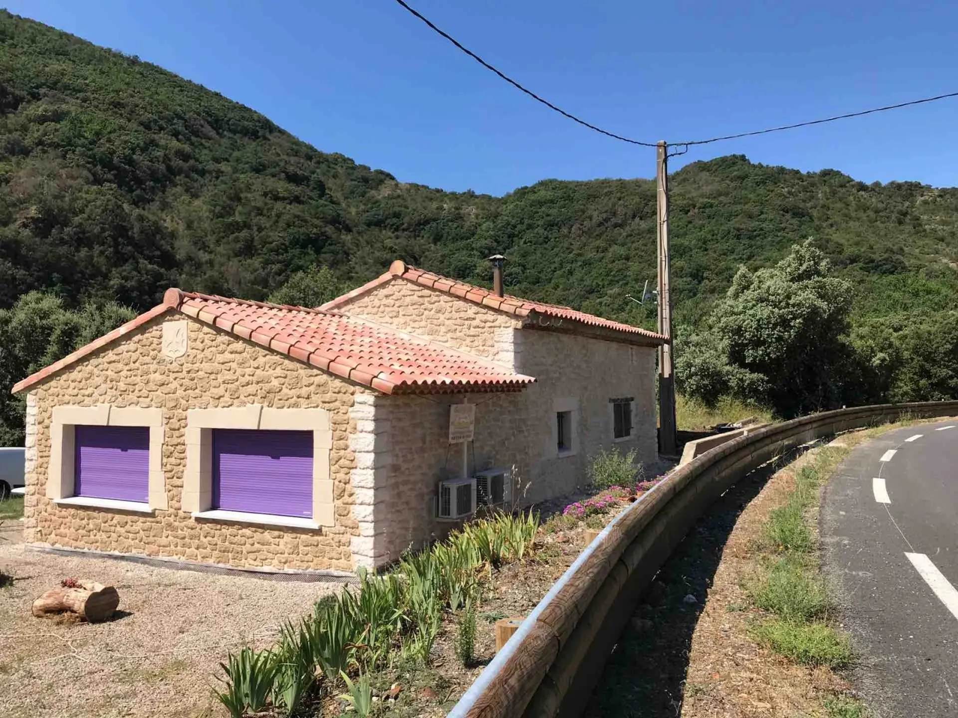 Facade en Pierre taillée sur une Rénovation à Olargues dans les Hauts Cantons près de Saint-Pons de Thomières et Béziers