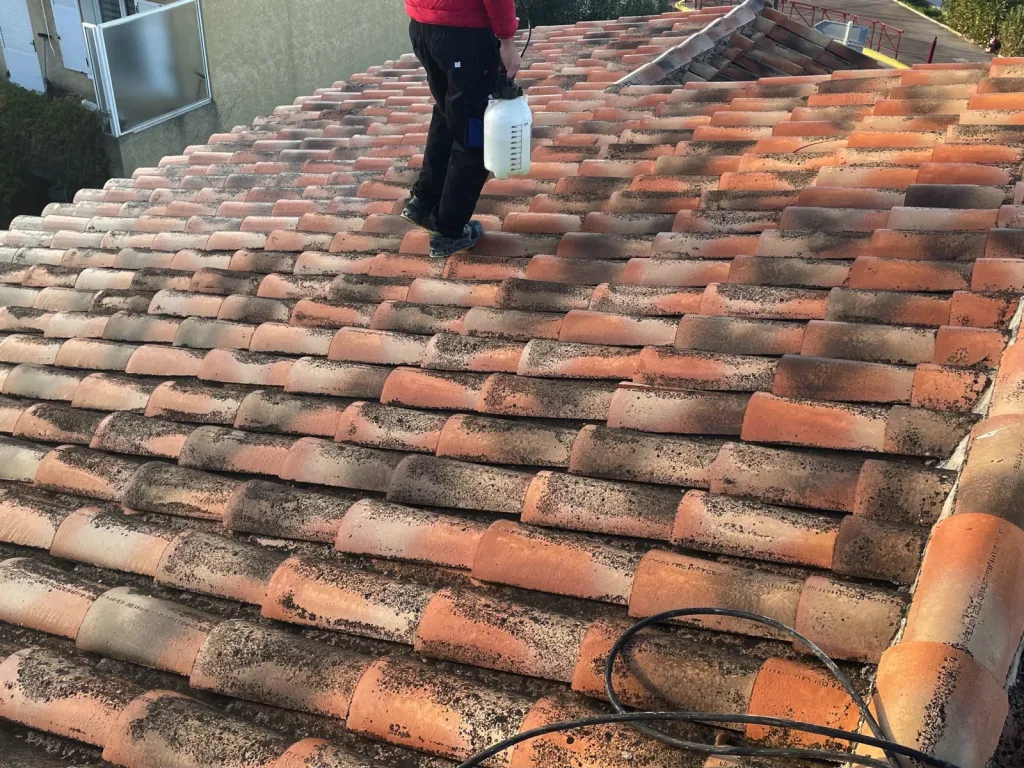 Intervention de couvreur pour un nettoyage de tuiles de toiture de maison près de Aix en Provence 