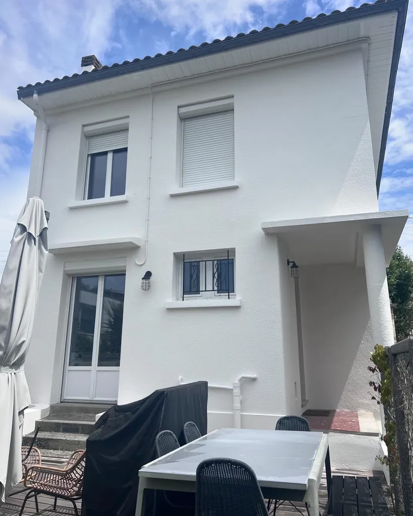 Rénovation extérieure à Bordeaux en Gironde :  Façades et Appuis : La Pureté du Blanc pour votre Maison à Étage