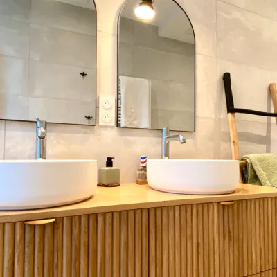 Salle d’eau élégante et confortable avec mobilier design, par l'Atelier D, architecte d'intérieur à Bordeaux