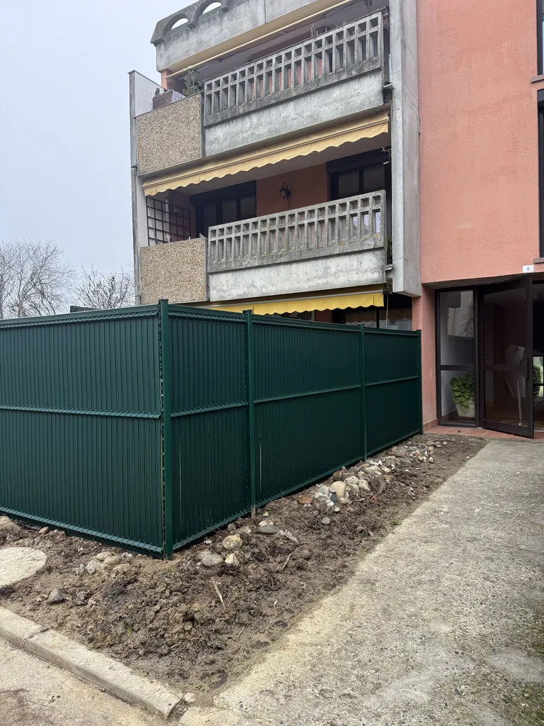 Remplacement de haie et grillage souple par clôture rigide occultante PVC verte à Blagnac près de Toulouse.