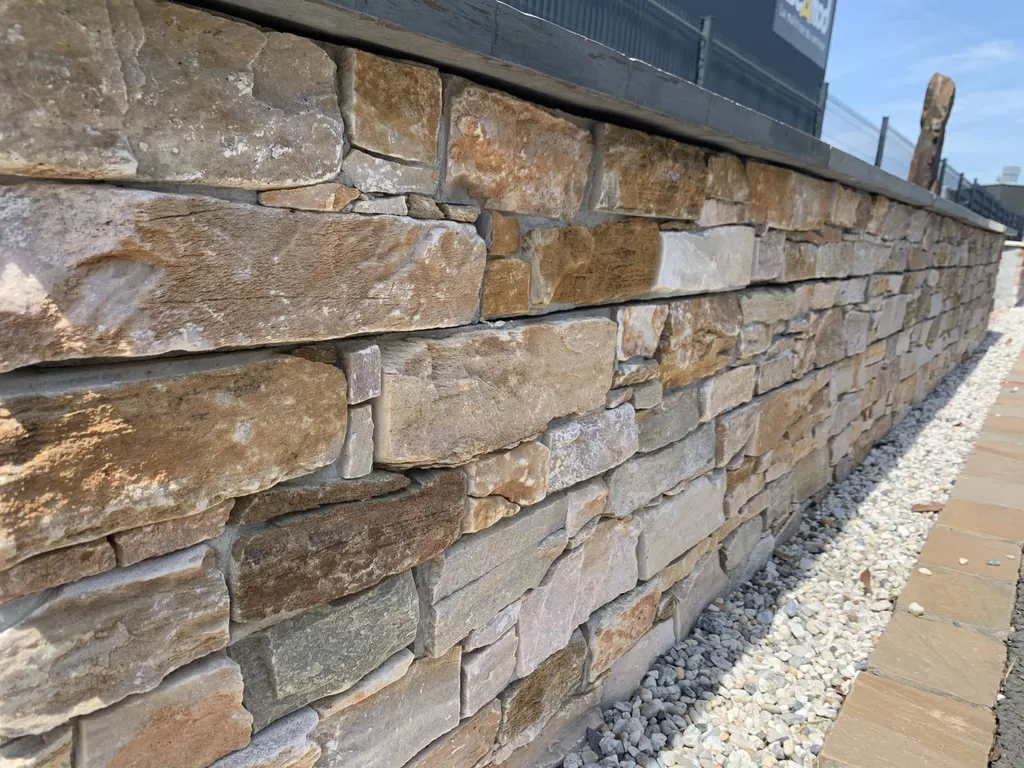 Vous souhaitez acheter du Parement clair et nuancé à Ambarès et Lagrave ? 100% Pierres, spécialiste des pierres naturelles, a exactement ce qu'il vous faut !  Nous proposons un Placage type Pierre sèche, qui repose sur une technique de construction tradit
