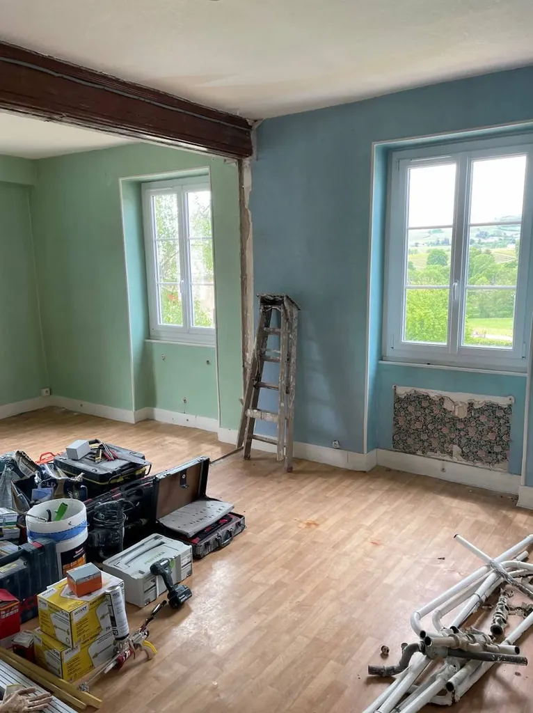 Mur intérieur avant travaux d’isolation thermique intérieure dans une maison à Anse (Rhône 69)