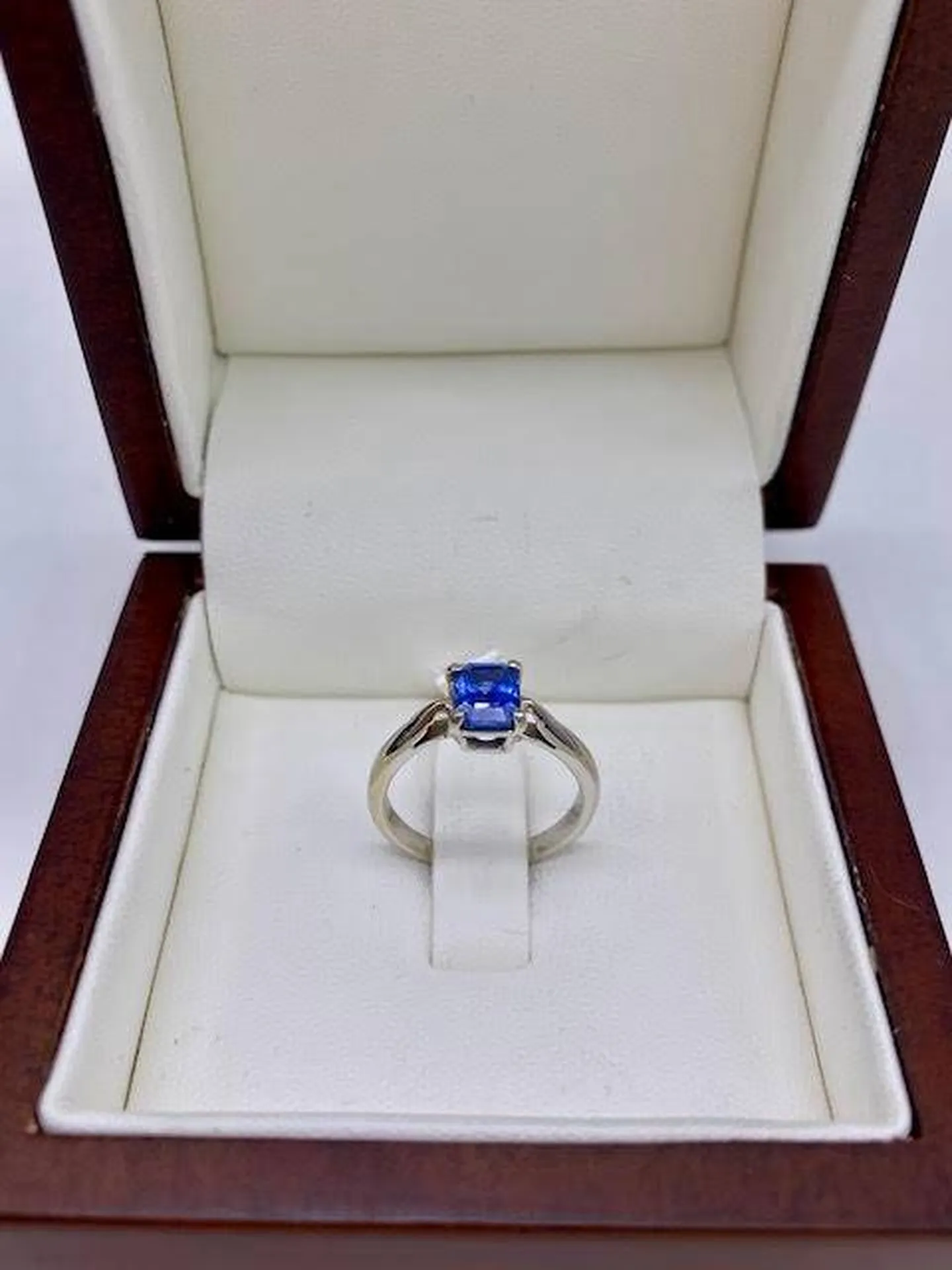 Bleu Profond: La Bague avec Saphir de Ceylan chez Bijouterie Or Ligne