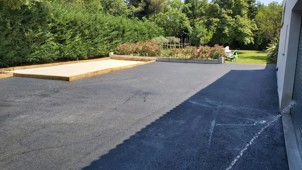 Construction d'un terrain de pétanque à Auriol près d'Aubagne par une entreprise de terrassement