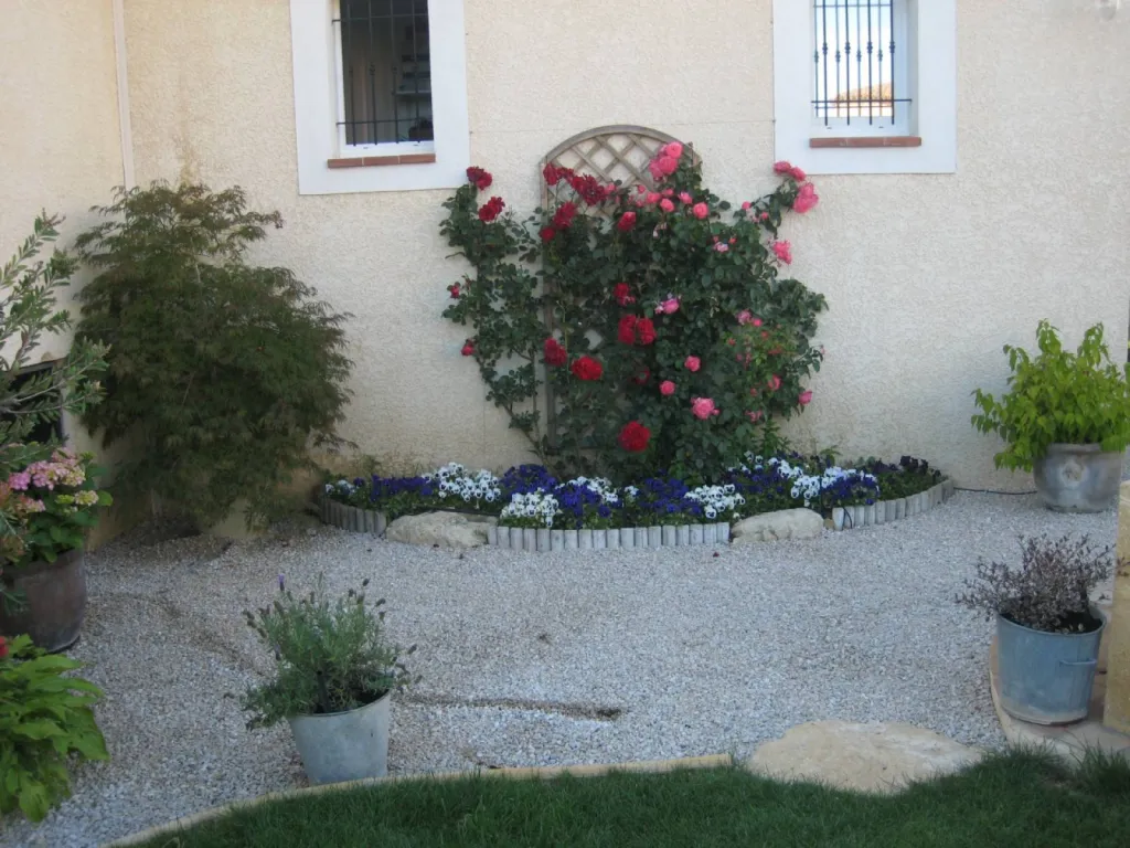 Aménagement massif fleuri avec bordures 