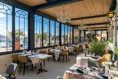 Terrasse de restaurant avec toiture effet bois à Avignon