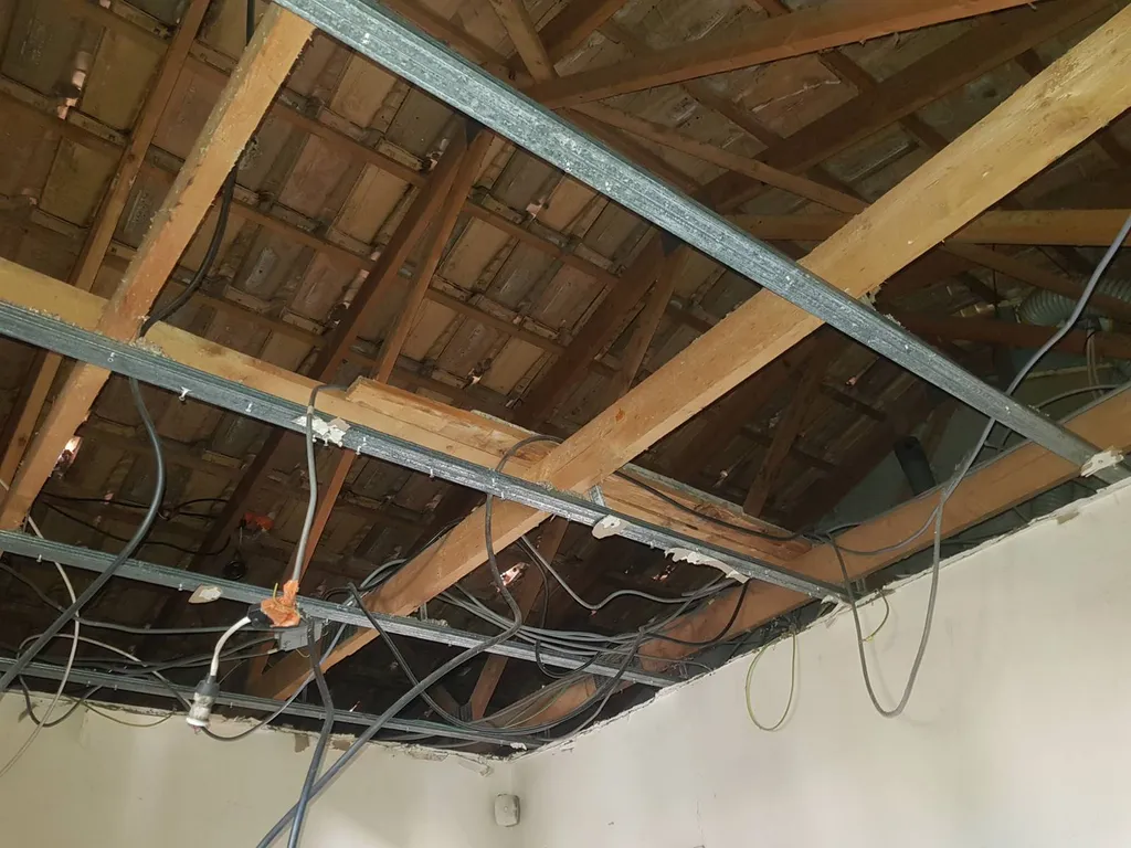 Dépose des faux plafond et assainissement de la charpente Pertuis