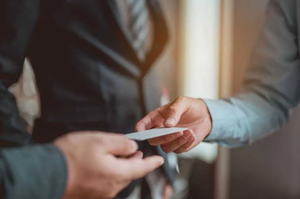 AR Groupement vous propose de renforcer le bouche à oreille grâce aux cartes de visite.