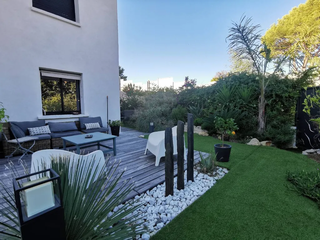 Appartement Cassis  dans le centre du village avec jardin et deux parkings privés