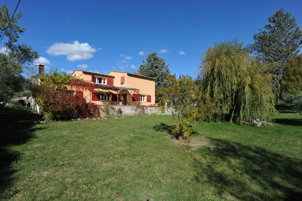 montagne de Lure, maison avec piscine en bordure de village   